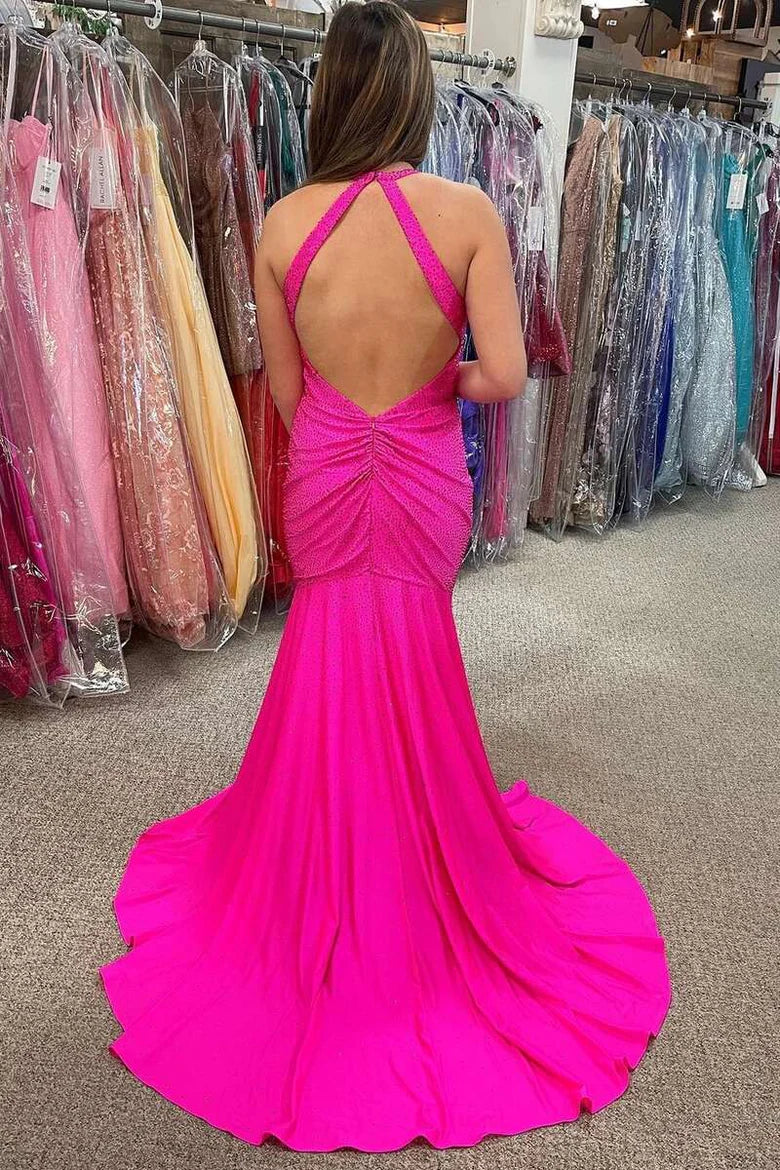 Vestido de fiesta de sirena con espalda descubierta y cuello halter con cuentas
