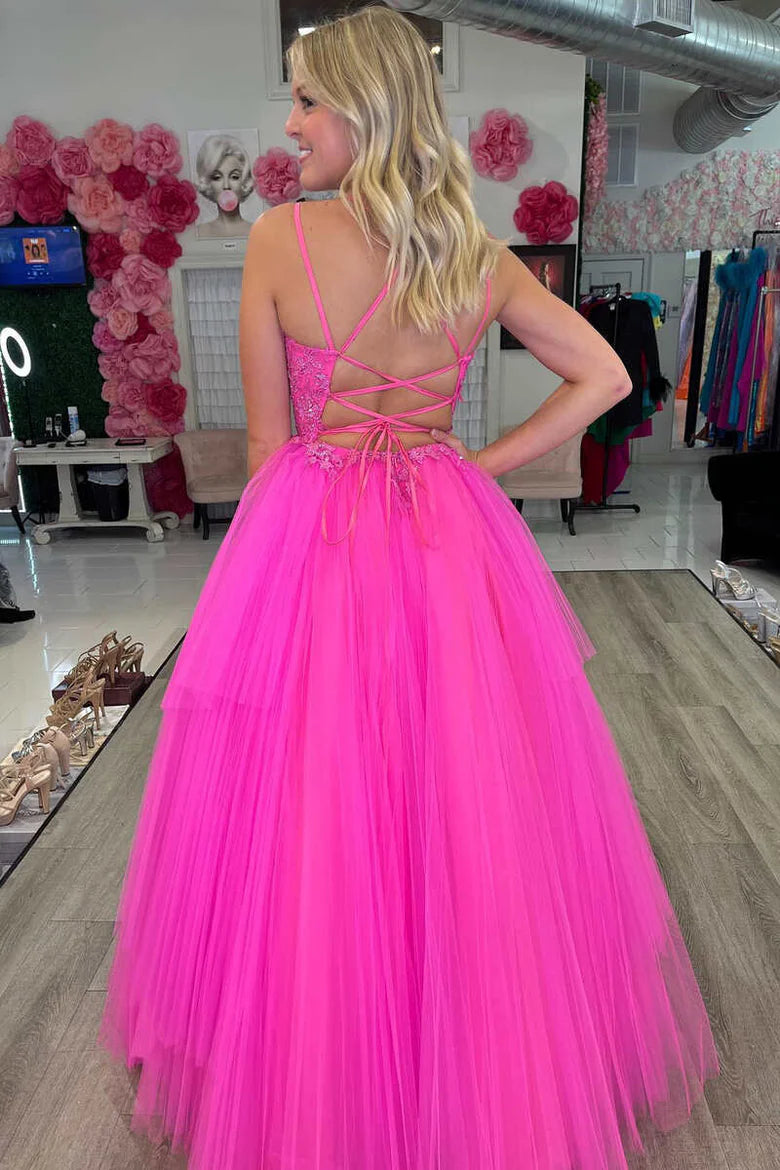 Robe de bal trapèze en dentelle, col en V et dos lacé