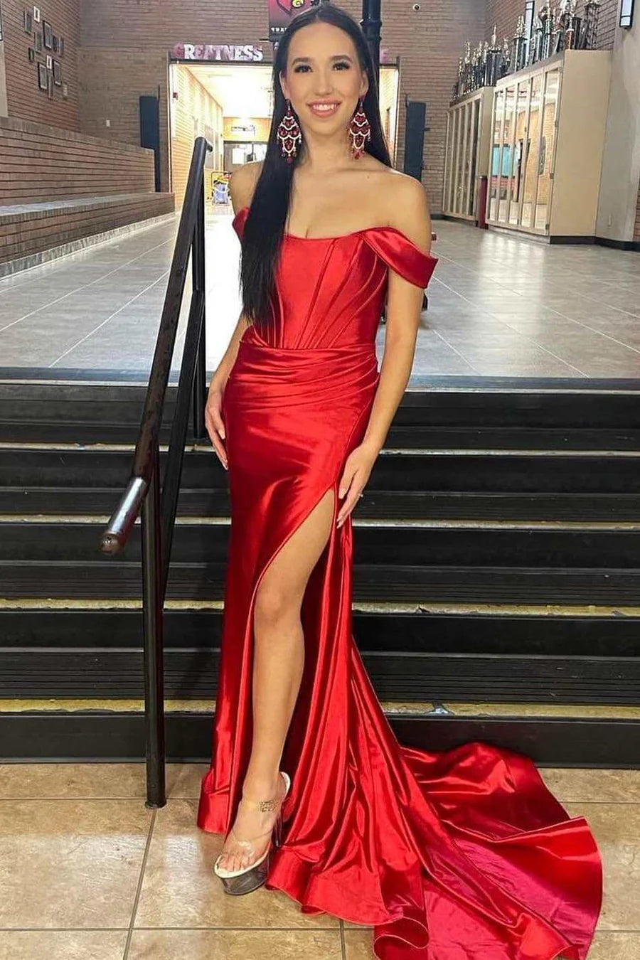 Vestido de fiesta de sirena plisado con hombros descubiertos