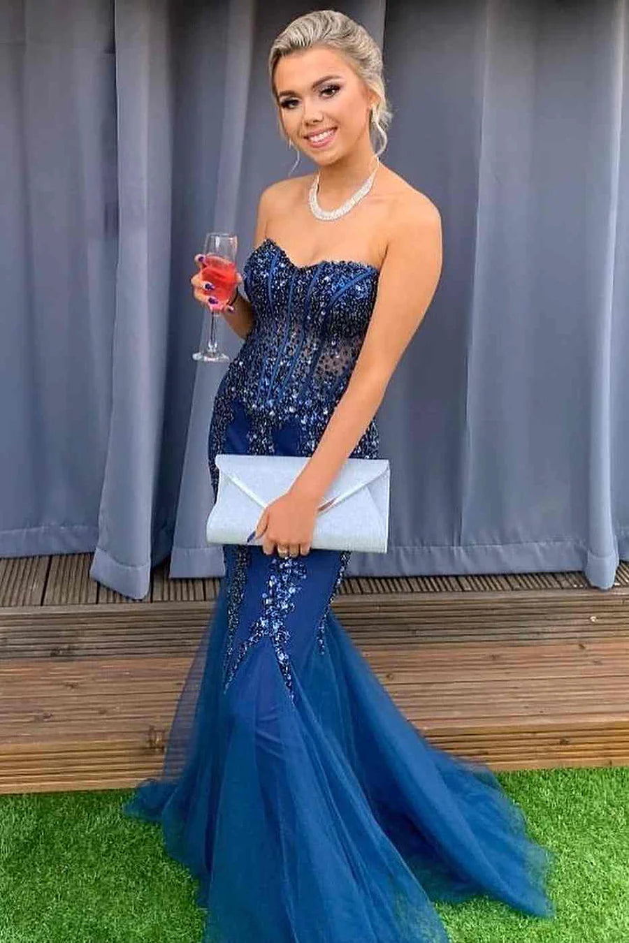 Vestido de fiesta de sirena con escote palabra de honor y cuentas