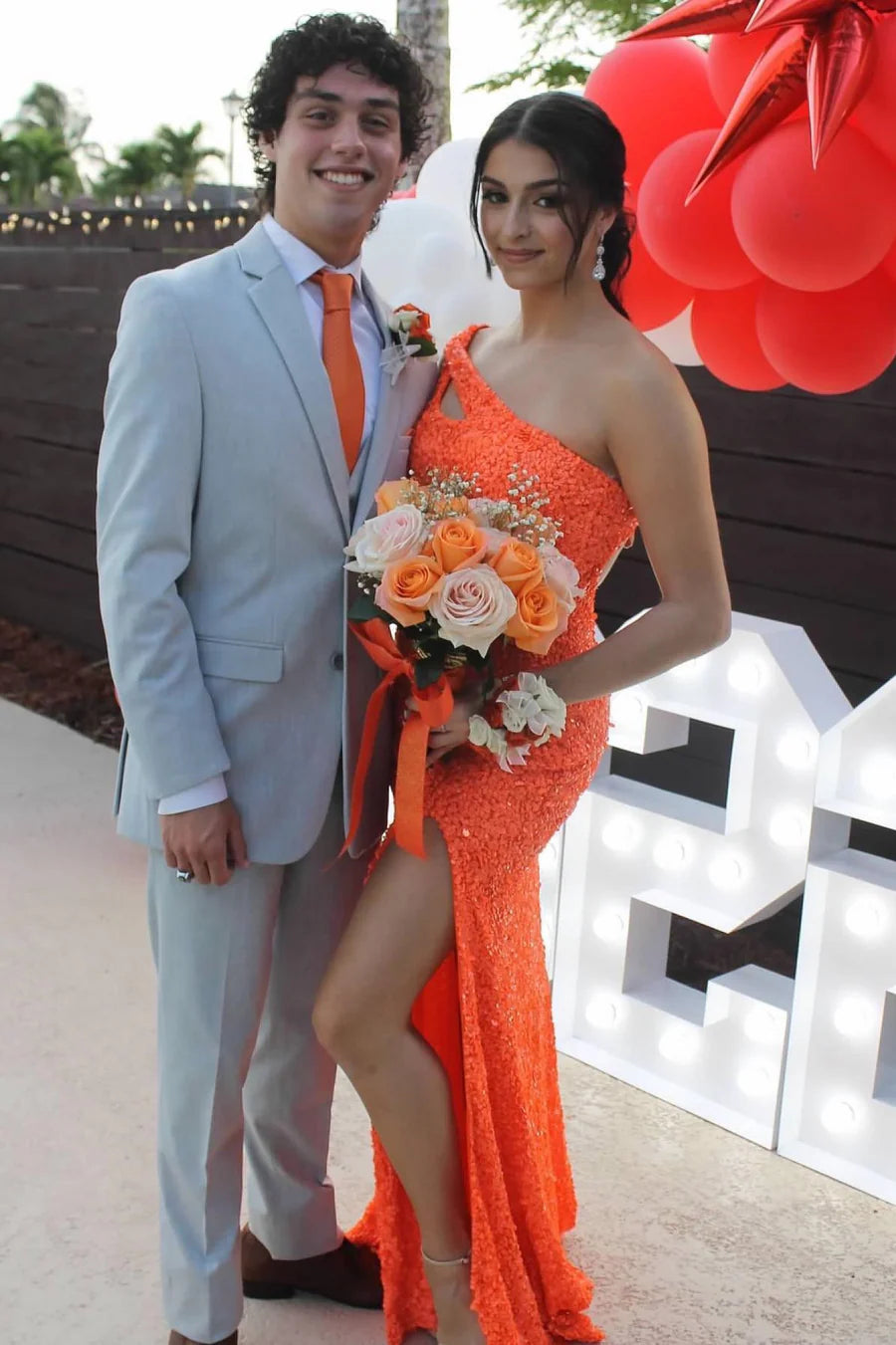 Vestido de fiesta de sirena con lentejuelas, un hombro descubierto y escote en la espalda 