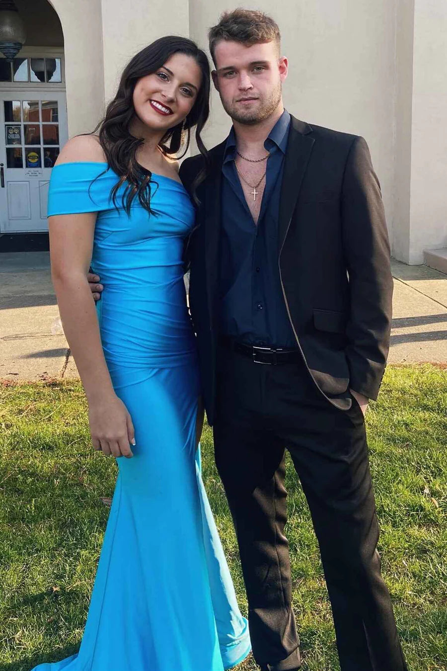 Vestido de fiesta de sirena con abertura lateral y hombros descubiertos