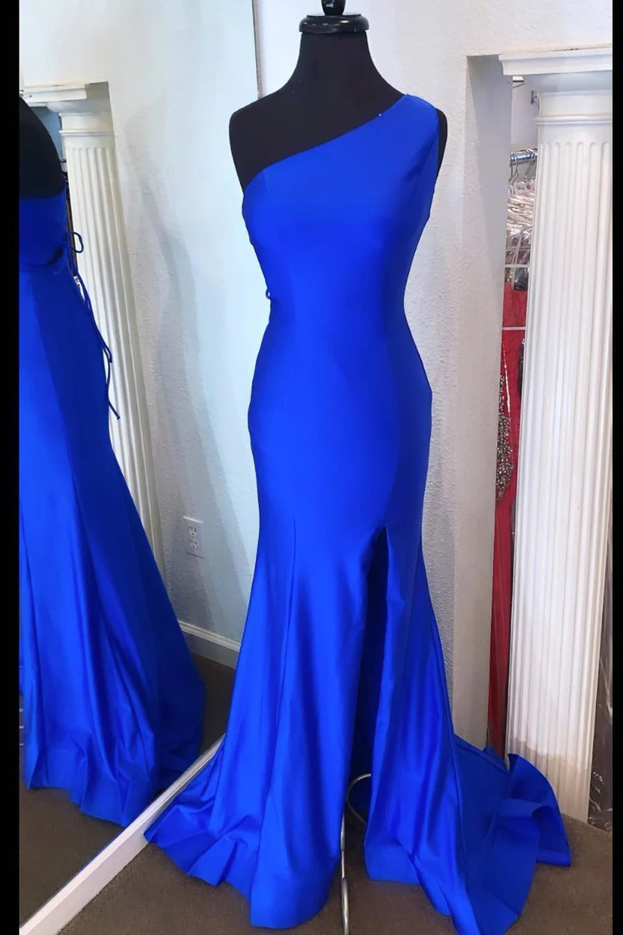 Vestido de fiesta de cola de sirena con un solo hombro y sin mangas con abertura 