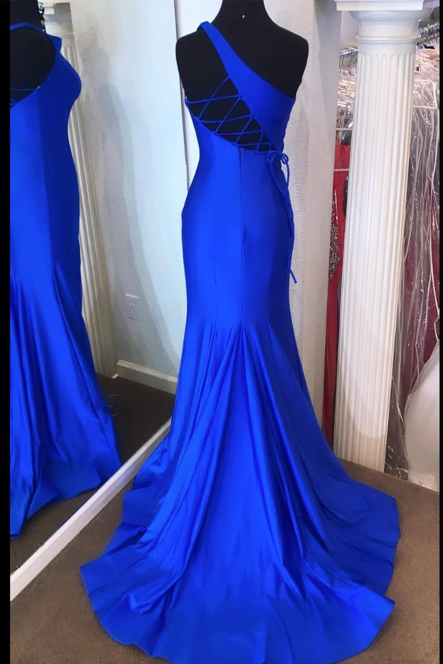 Vestido de fiesta de cola de sirena con un solo hombro y sin mangas con abertura 