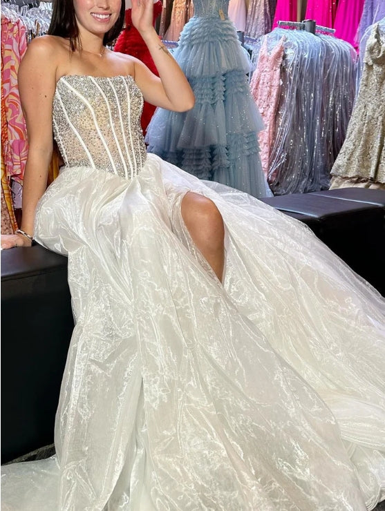 Robe de bal trapèze bustier perlée avec fente