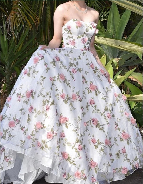 Robe de bal trapèze à épaules dénudées et sans bretelles en dentelle florale 3D