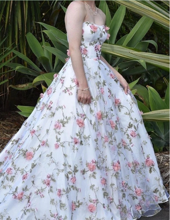 Robe de bal trapèze à épaules dénudées et sans bretelles en dentelle florale 3D