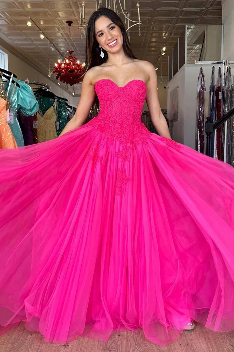 Robe de bal trapèze en tulle et dentelle sans bretelles