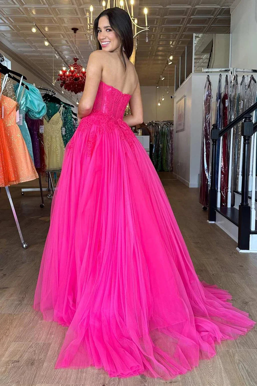 Robe de bal trapèze en tulle et dentelle sans bretelles