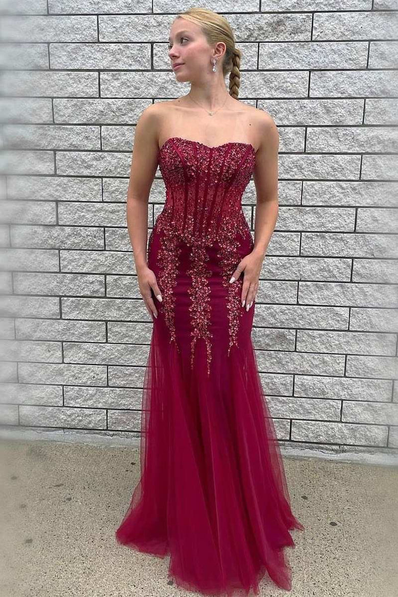 Vestido de fiesta de tul sirena sin tirantes y con cuentas