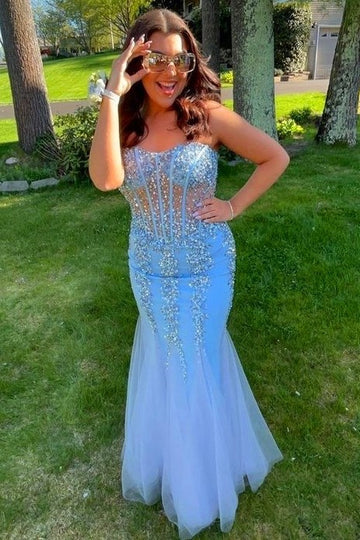 Vestido de fiesta de tul sirena sin tirantes y con cuentas