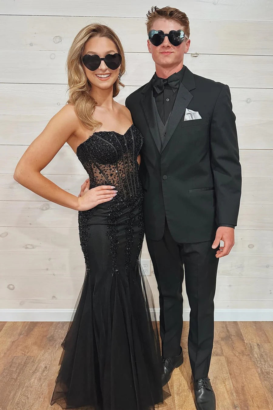 Vestido de fiesta de tul sirena sin tirantes y con cuentas