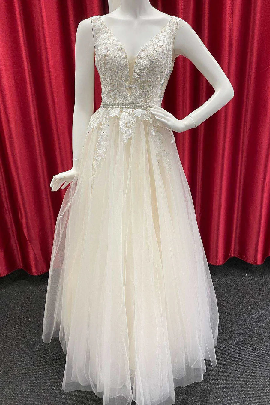 Robe de bal trapèze en tulle avec dos ouvert et appliques