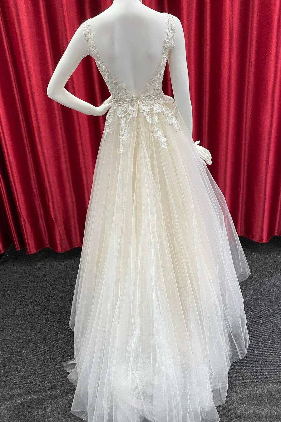 Robe de bal trapèze en tulle avec dos ouvert et appliques