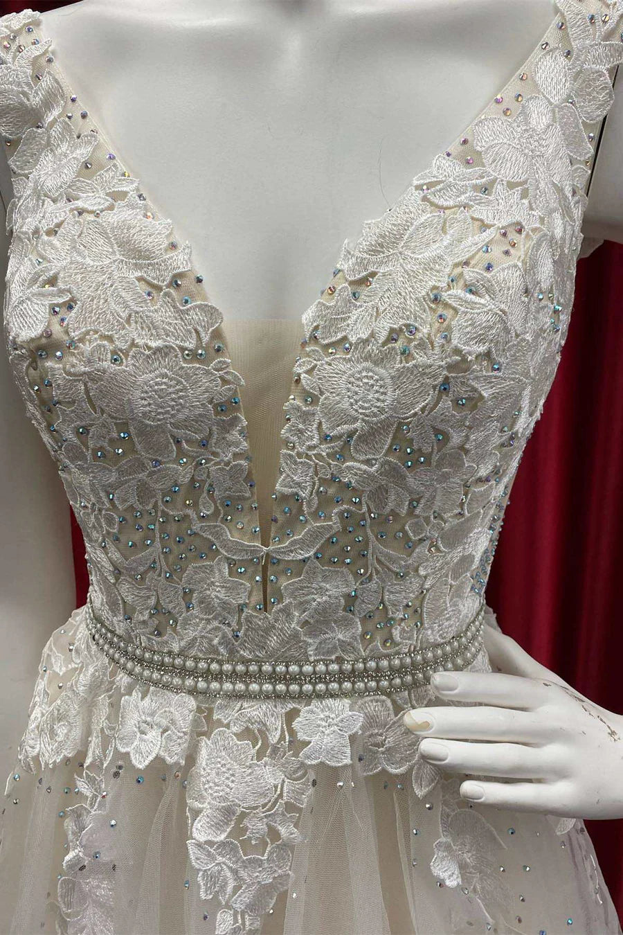 Robe de bal trapèze en tulle avec dos ouvert et appliques