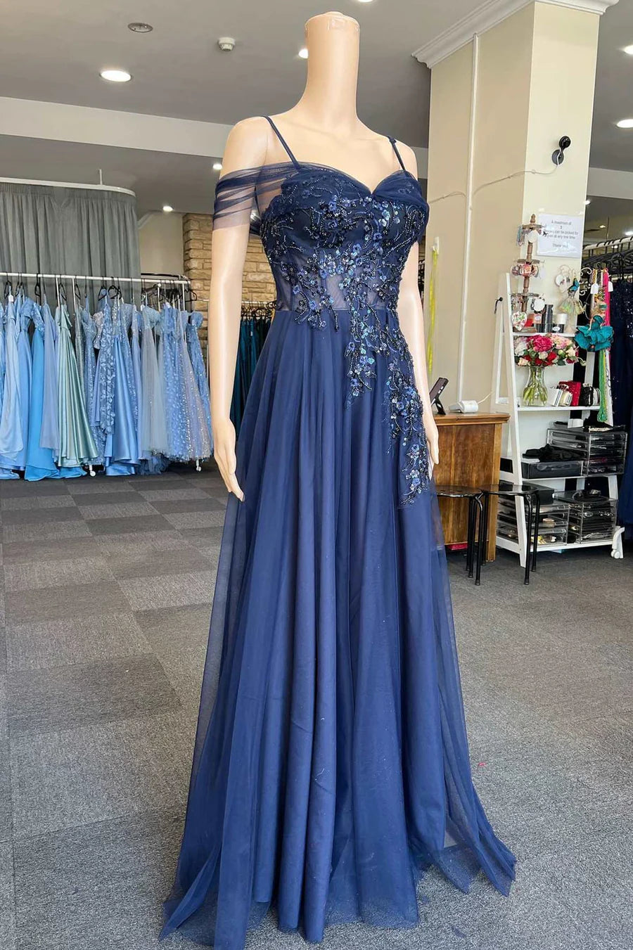 Robe de bal trapèze en tulle avec appliques et épaules dénudées