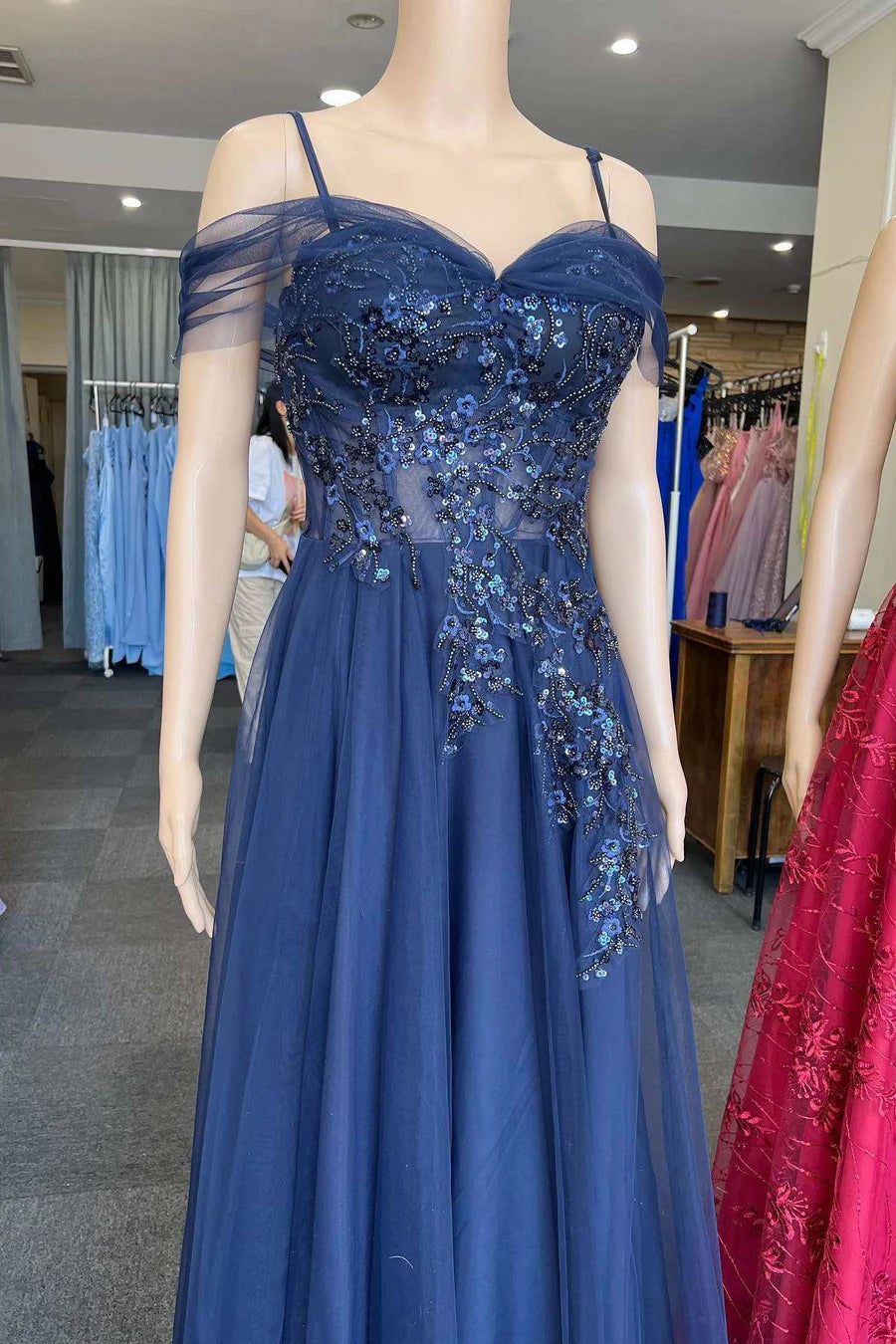 Robe de bal trapèze en tulle avec appliques et épaules dénudées
