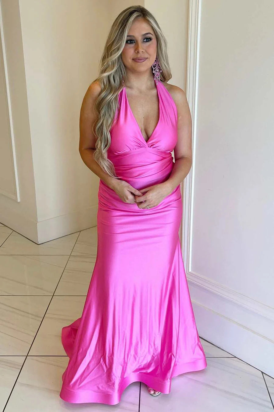 Vestido de fiesta de sirena con cuello halter y lazo en la espalda