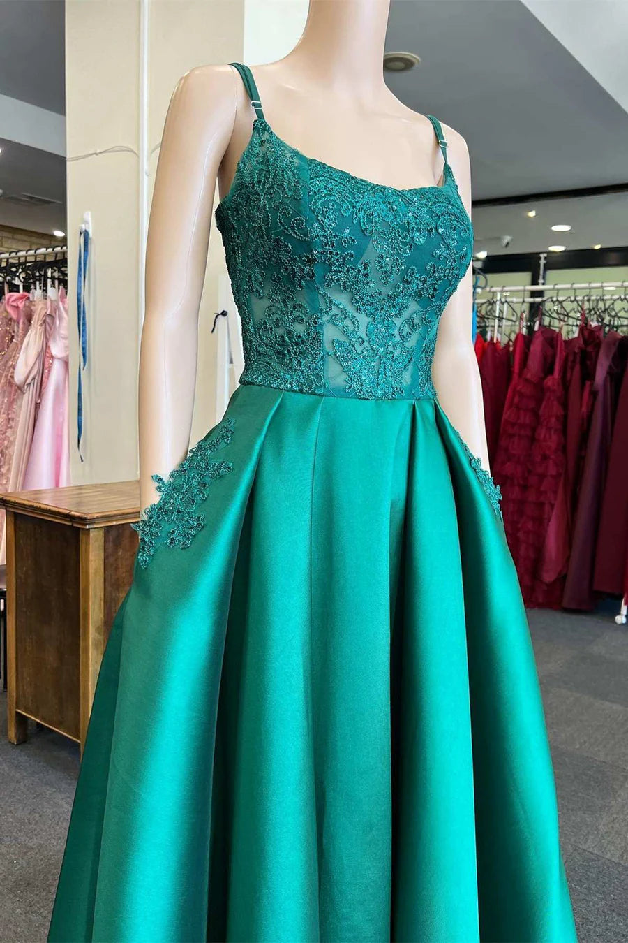 Robe de bal trapèze à col rond et poches