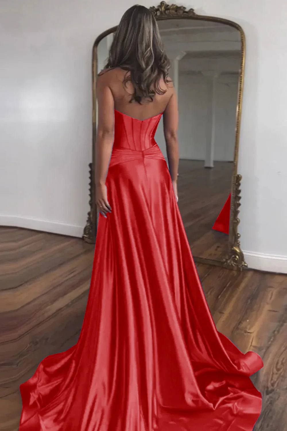 Vestido de fiesta largo de satén dorado con escote en forma de corazón y cremallera en la espalda con abertura