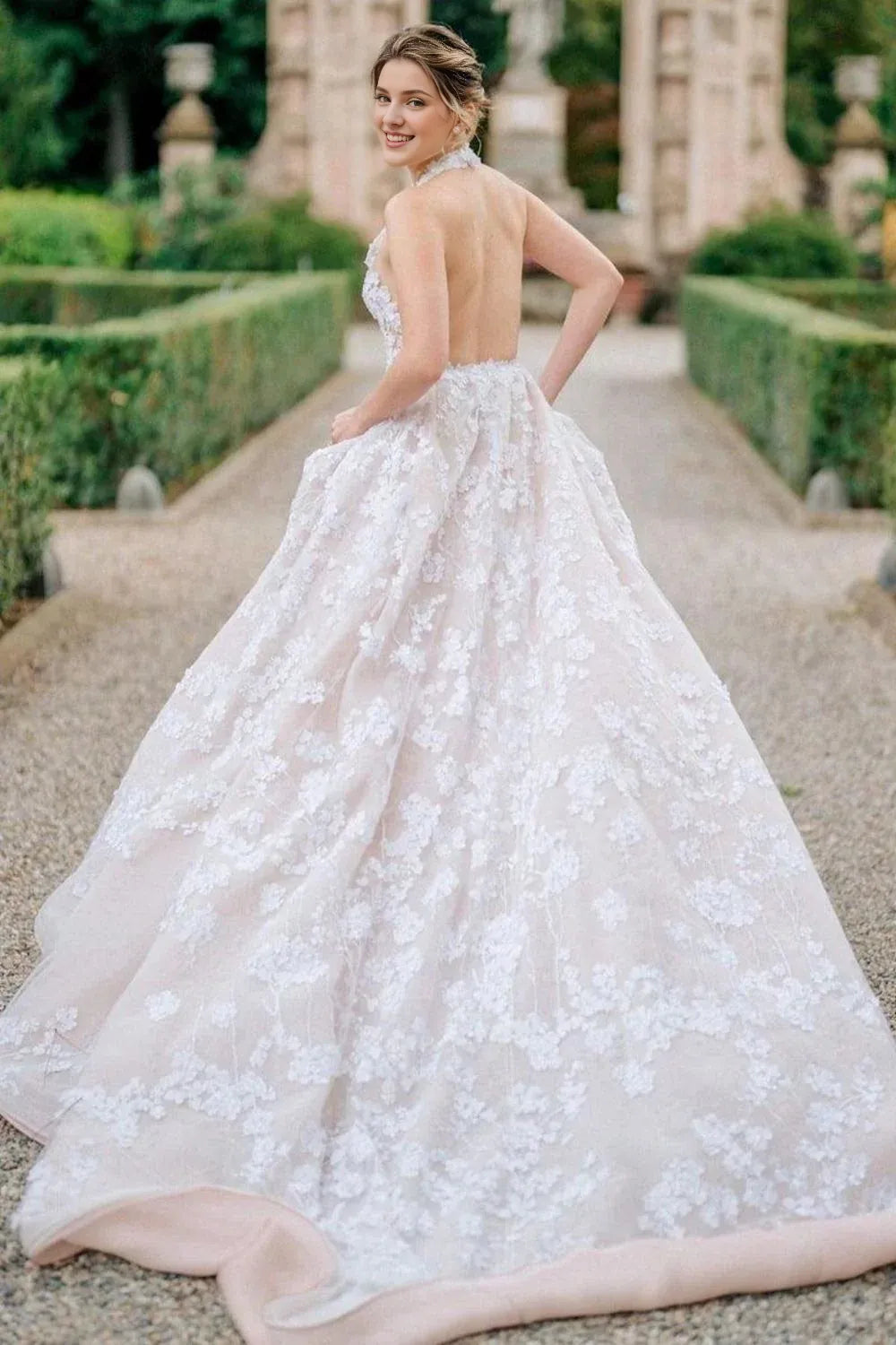 Ravissante robe de mariée trapèze à longue traîne et col licou avec appliques