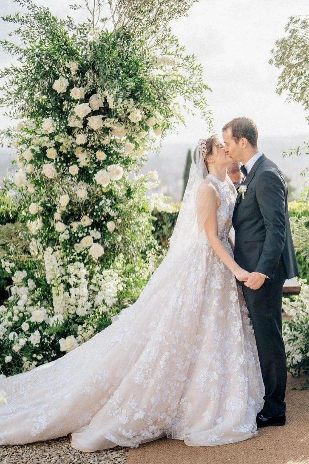 Ravissante robe de mariée trapèze à longue traîne et col licou avec appliques