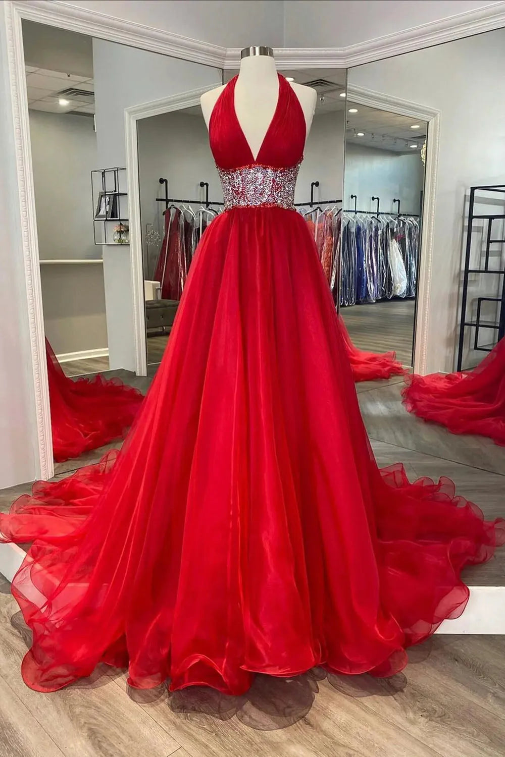 Vestido de fiesta rojo de corte A con escote en V, largo, sin espalda y cola con cuentas 