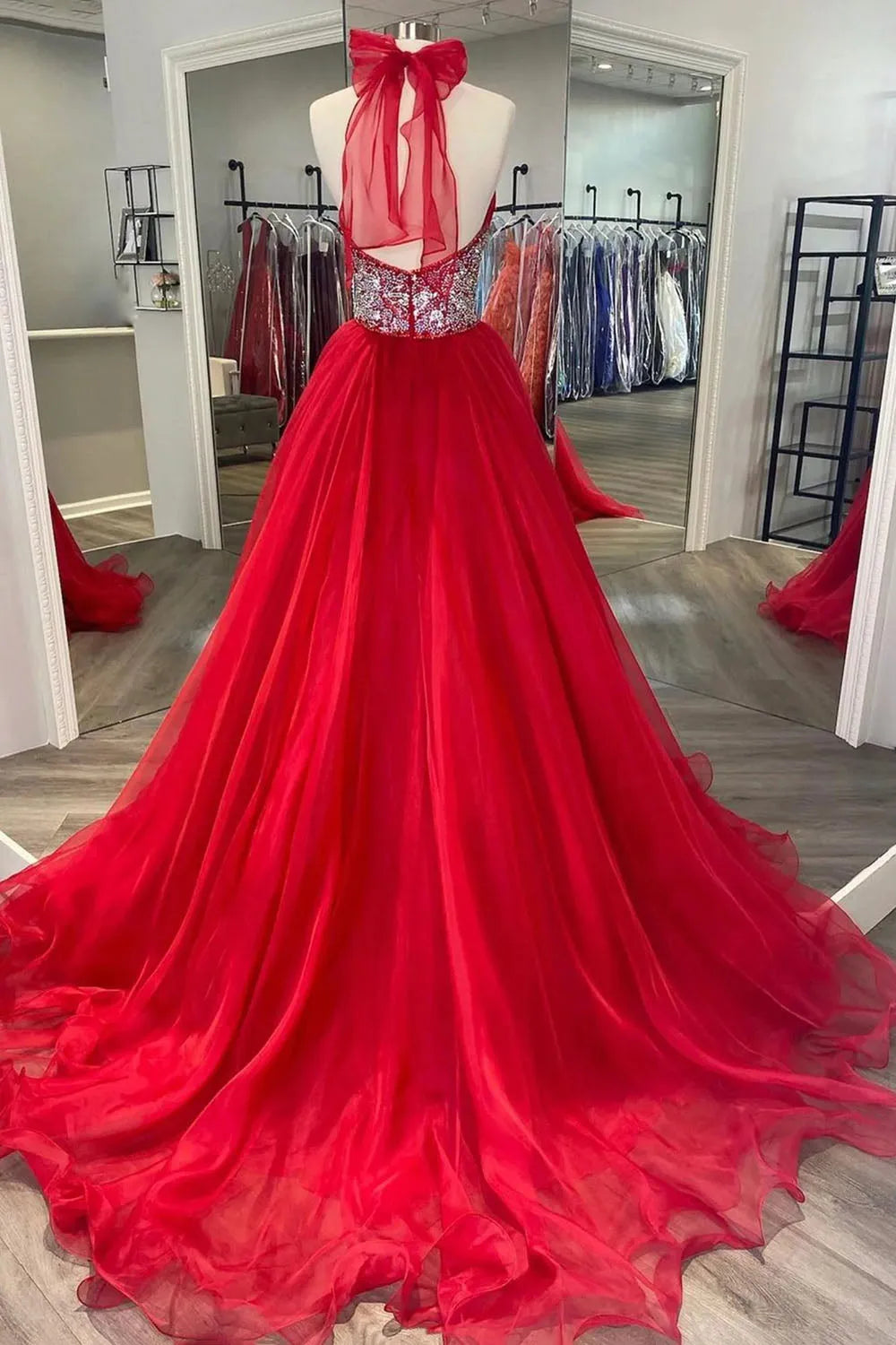 Vestido de fiesta rojo de corte A con escote en V, largo, sin espalda y cola con cuentas 
