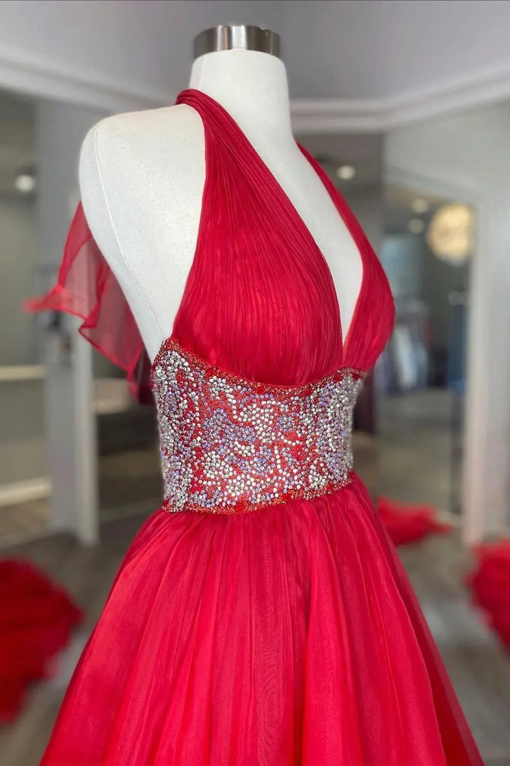 Vestido de fiesta rojo de corte A con escote en V, largo, sin espalda y cola con cuentas 