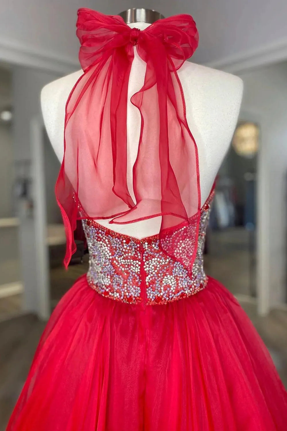 Vestido de fiesta rojo de corte A con escote en V, largo, sin espalda y cola con cuentas 
