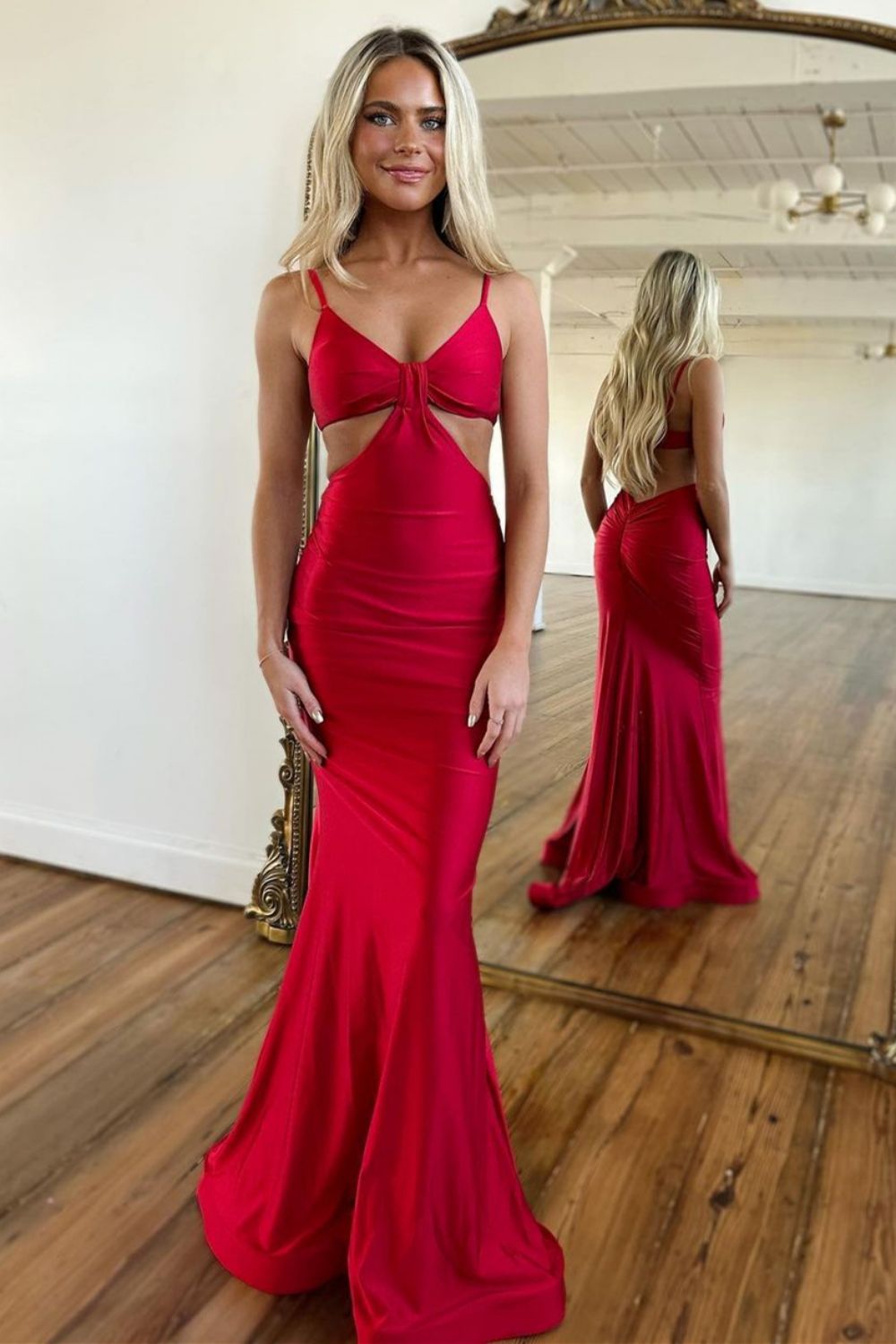 Vestido de fiesta largo de satén rojo con tirantes finos y corte sirena de Weitese