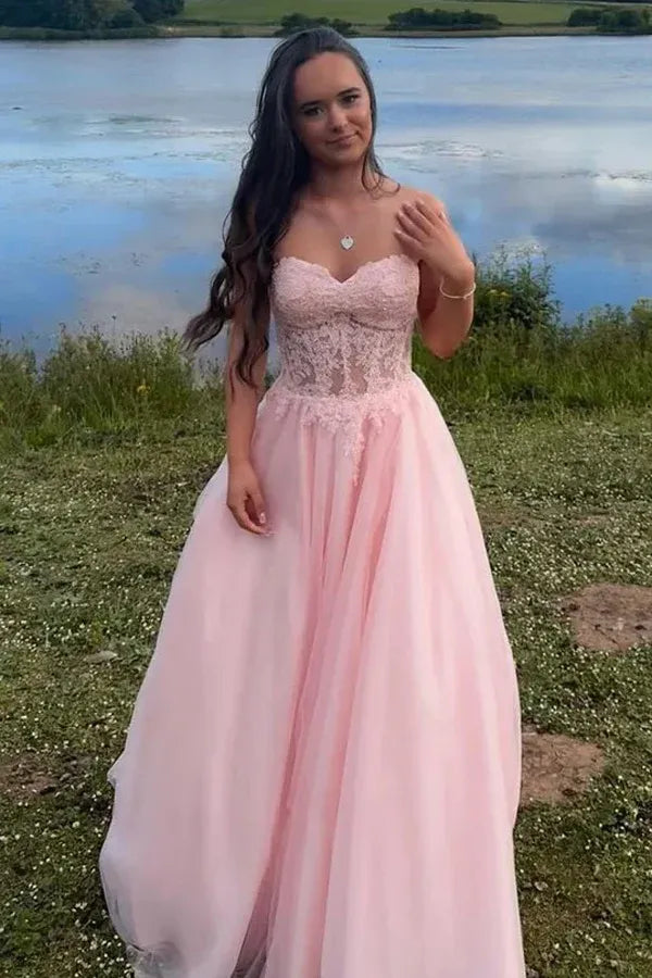 Romantic A-Line Strapless Lace Appliques Tulle Ball Gown Prom Dress