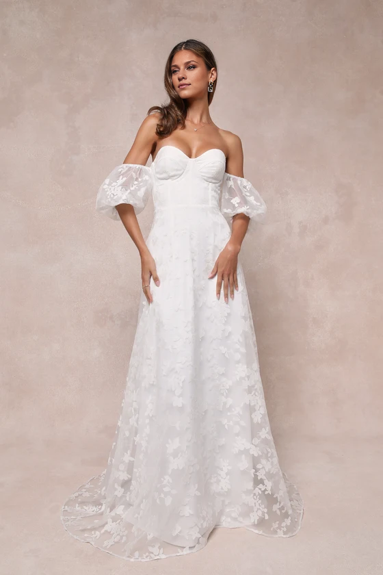 Robe de mariée romantique à épaules dénudées et à fleurs blanches