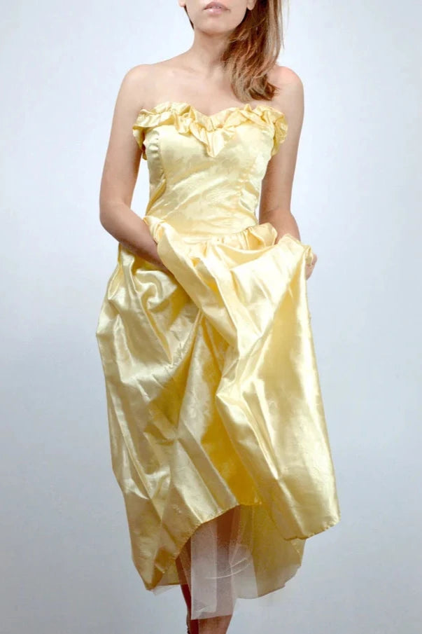 Robe de soirée romantique vintage jaune à épaules dénudées, coupe trapèze, sans bretelles et à volants 