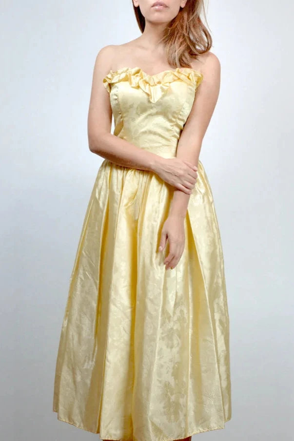 Robe de soirée romantique vintage jaune à épaules dénudées, coupe trapèze, sans bretelles et à volants 