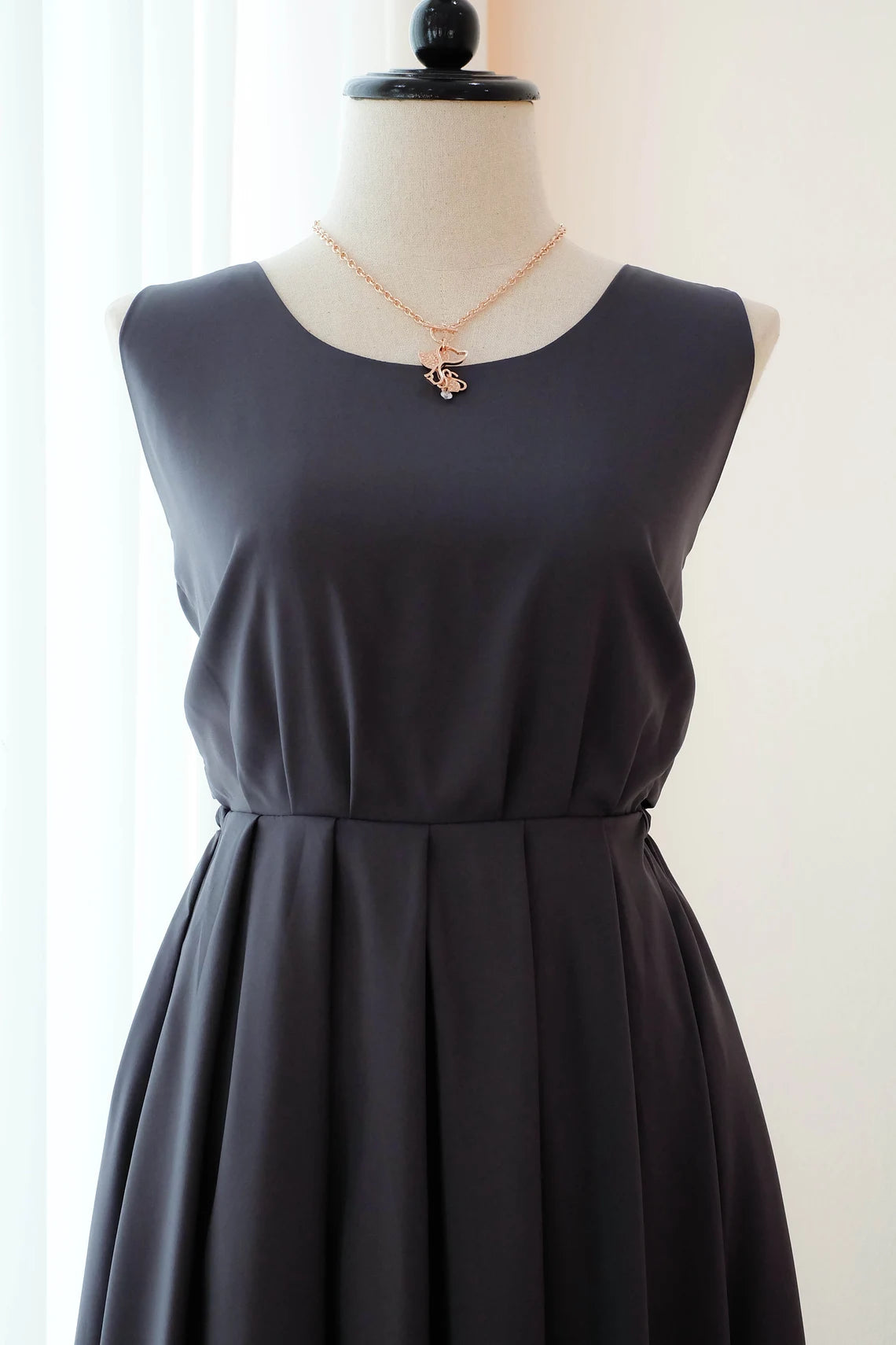 Robe de bal de demoiselle d'honneur simple, col rond, dos nu, coupe trapèze, longueur au sol, sans manches, avec nœud 