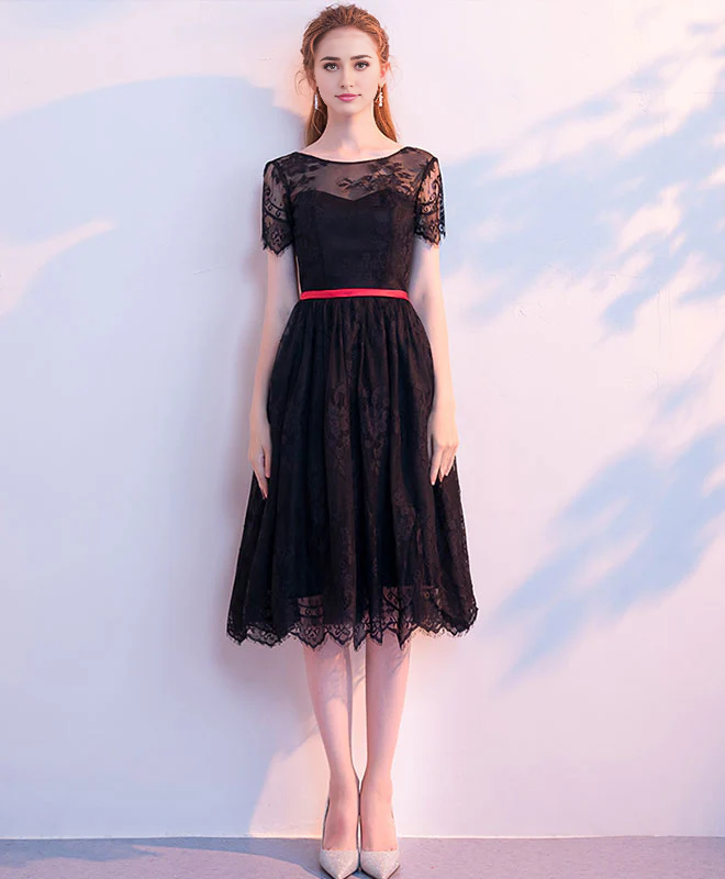 Robe de bal courte en dentelle à col rond