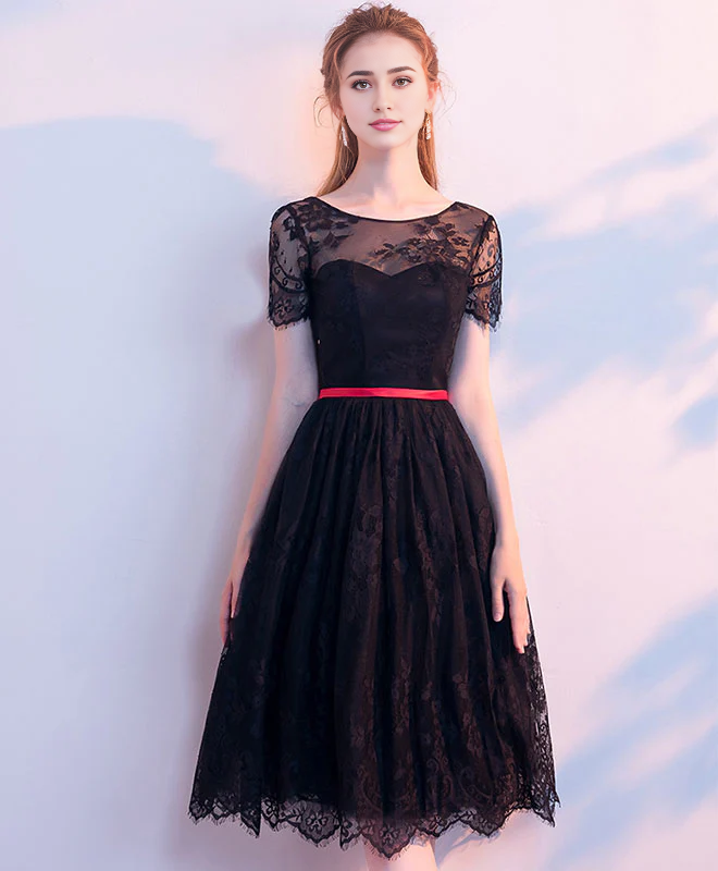 Robe de bal courte en dentelle à col rond