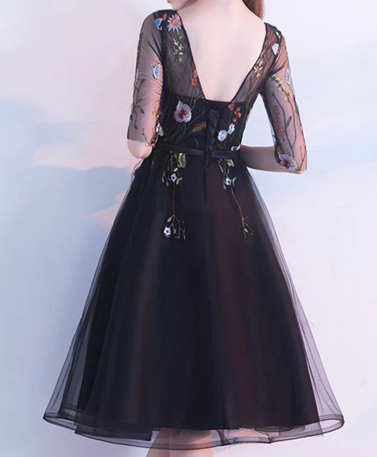 Round Neck Lace Short Prom Dress With Applique