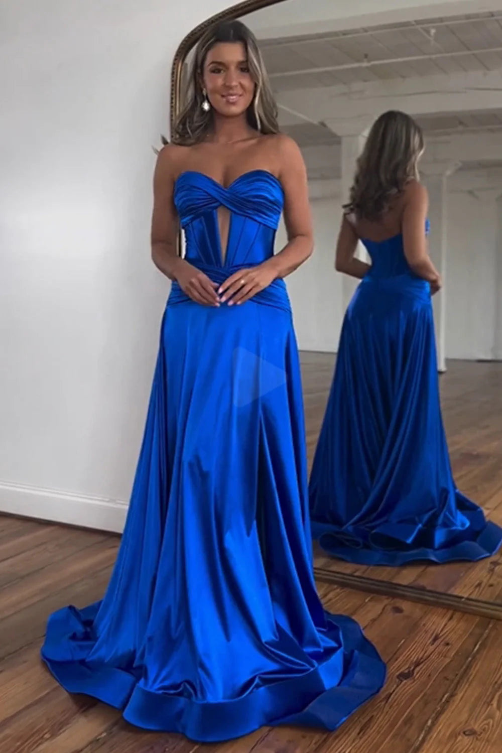 Vestido de fiesta largo de satén con escote en forma de corazón y cremallera en la espalda con abertura