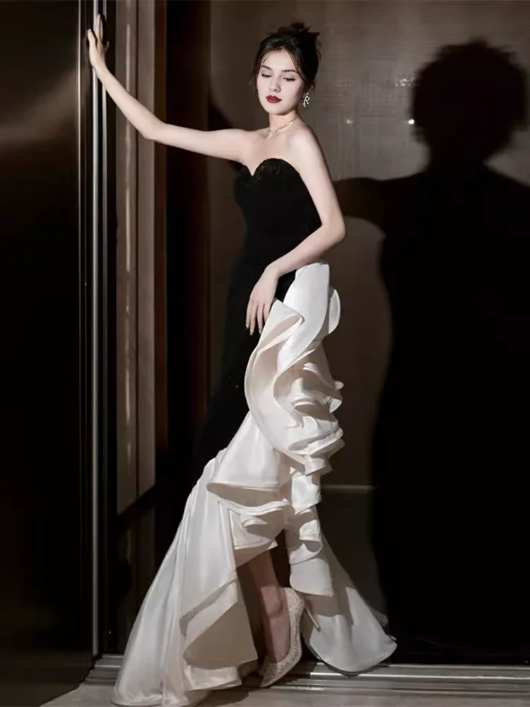 Robe de bal sirène en satin noir à volants et épaules dénudées 