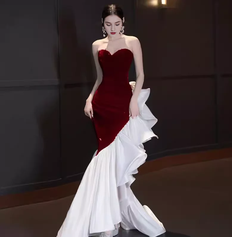 Robe de bal sirène en satin noir à volants et épaules dénudées 