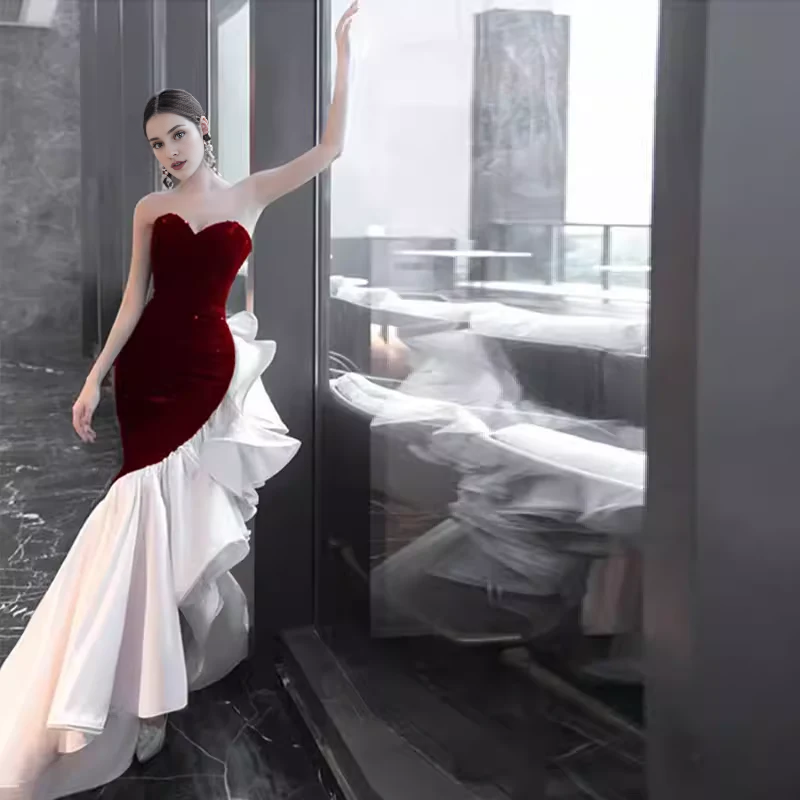 Robe de bal sirène en satin noir à volants et épaules dénudées 