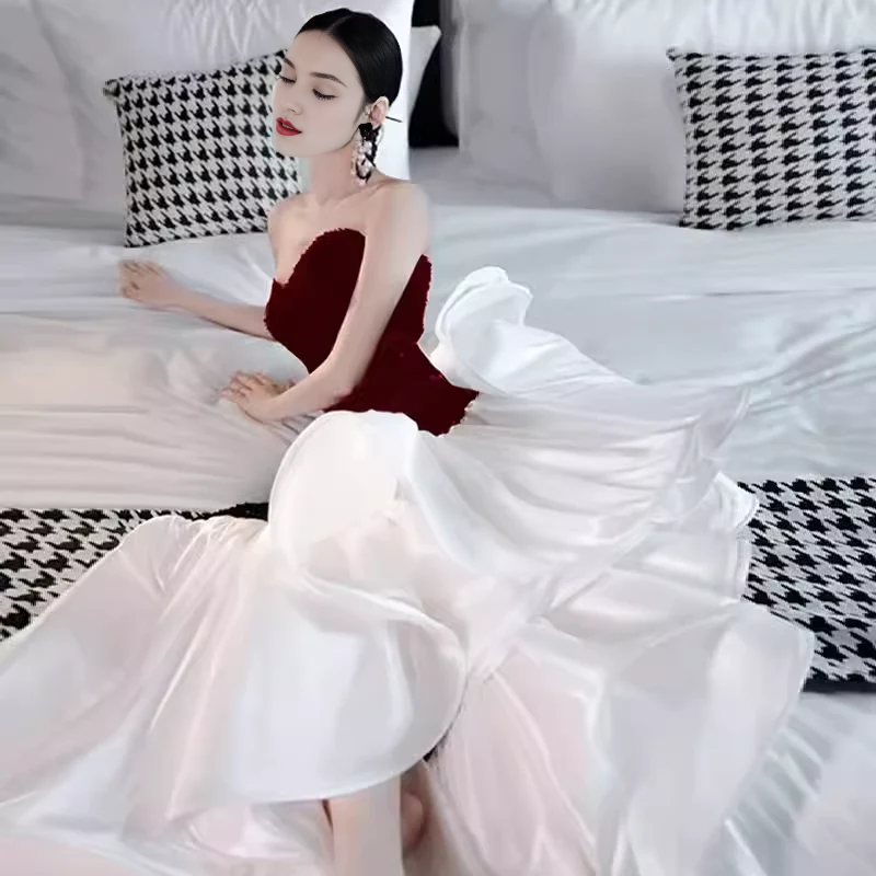 Robe de bal sirène en satin noir à volants et épaules dénudées 