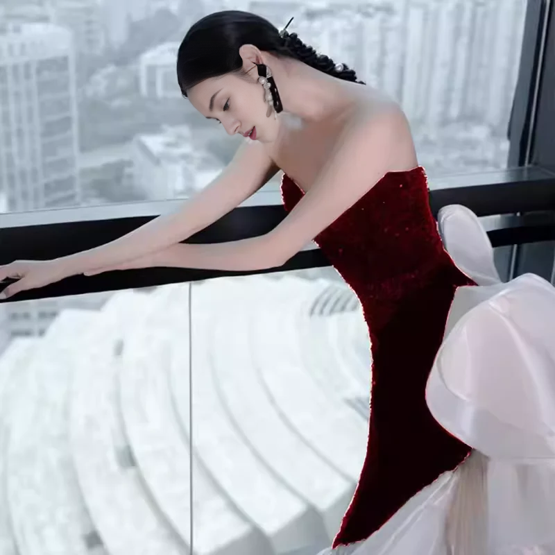 Robe de bal sirène en satin noir à volants et épaules dénudées 