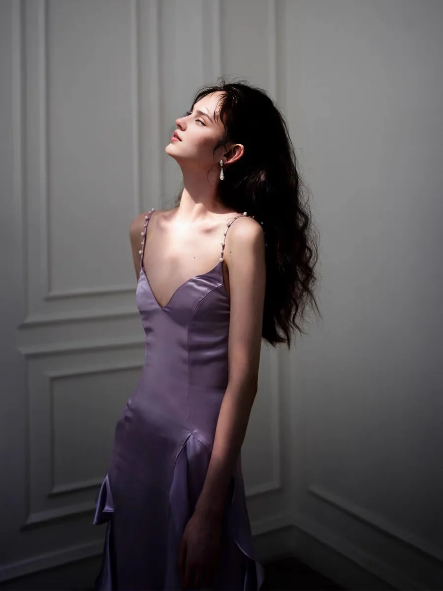 Robe de soirée longue en satin violet à volants pour femme, coupe trapèze, avec fente, disponible en magasin. 