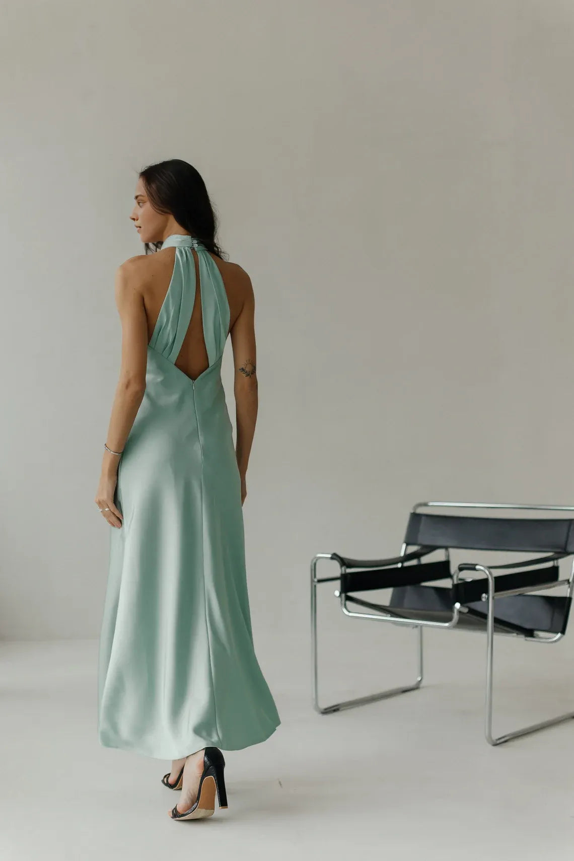 Robe de soirée sirène en satin vert sauge, sans manches, longueur cheville, à volants 