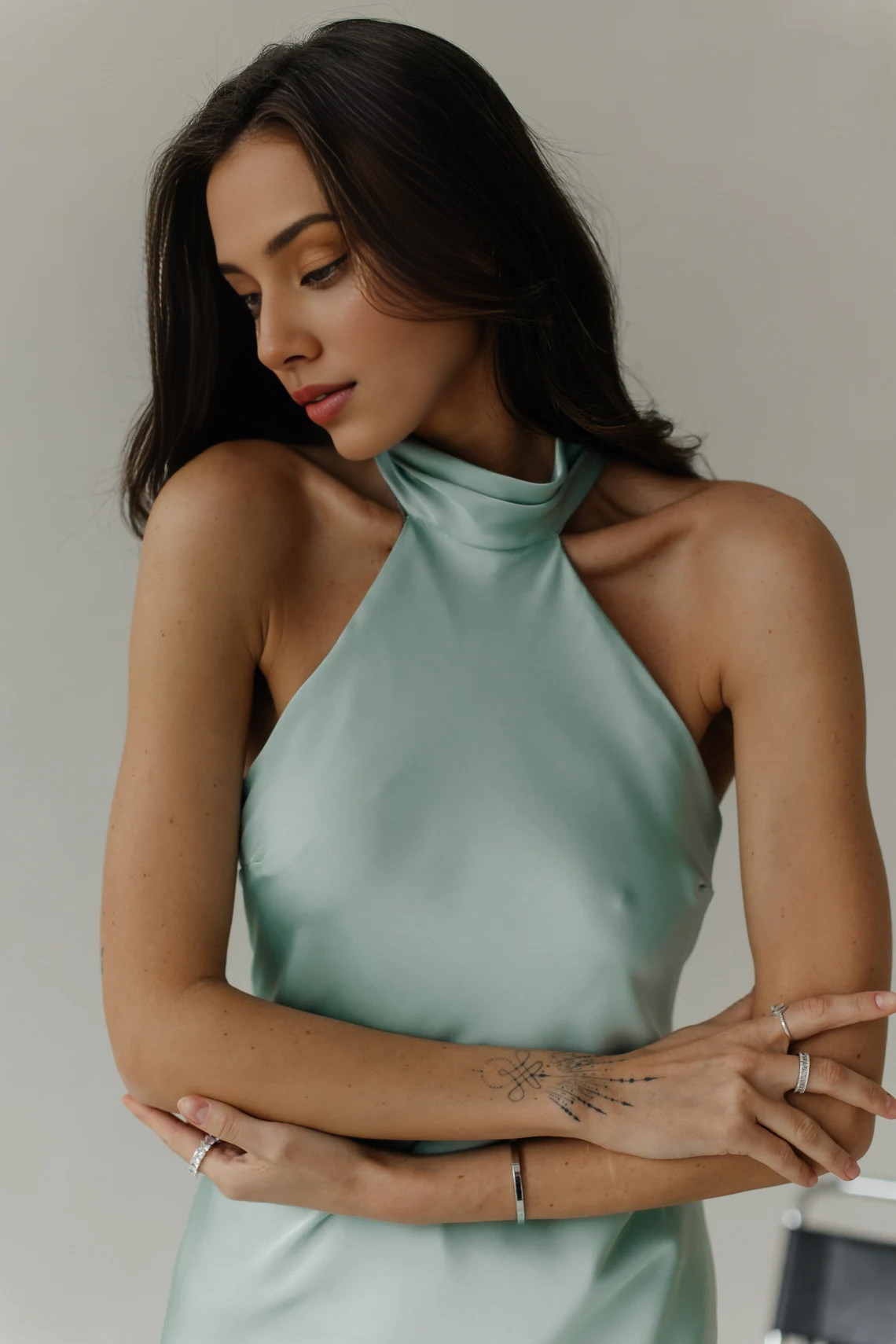 Robe de soirée sirène en satin vert sauge, sans manches, longueur cheville, à volants 