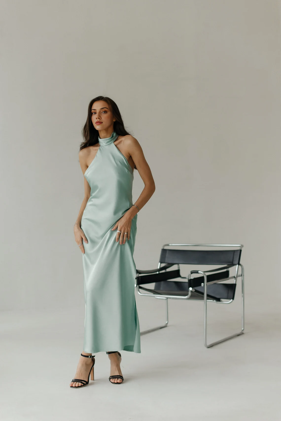 Robe de soirée sirène en satin vert sauge, sans manches, longueur cheville, à volants 
