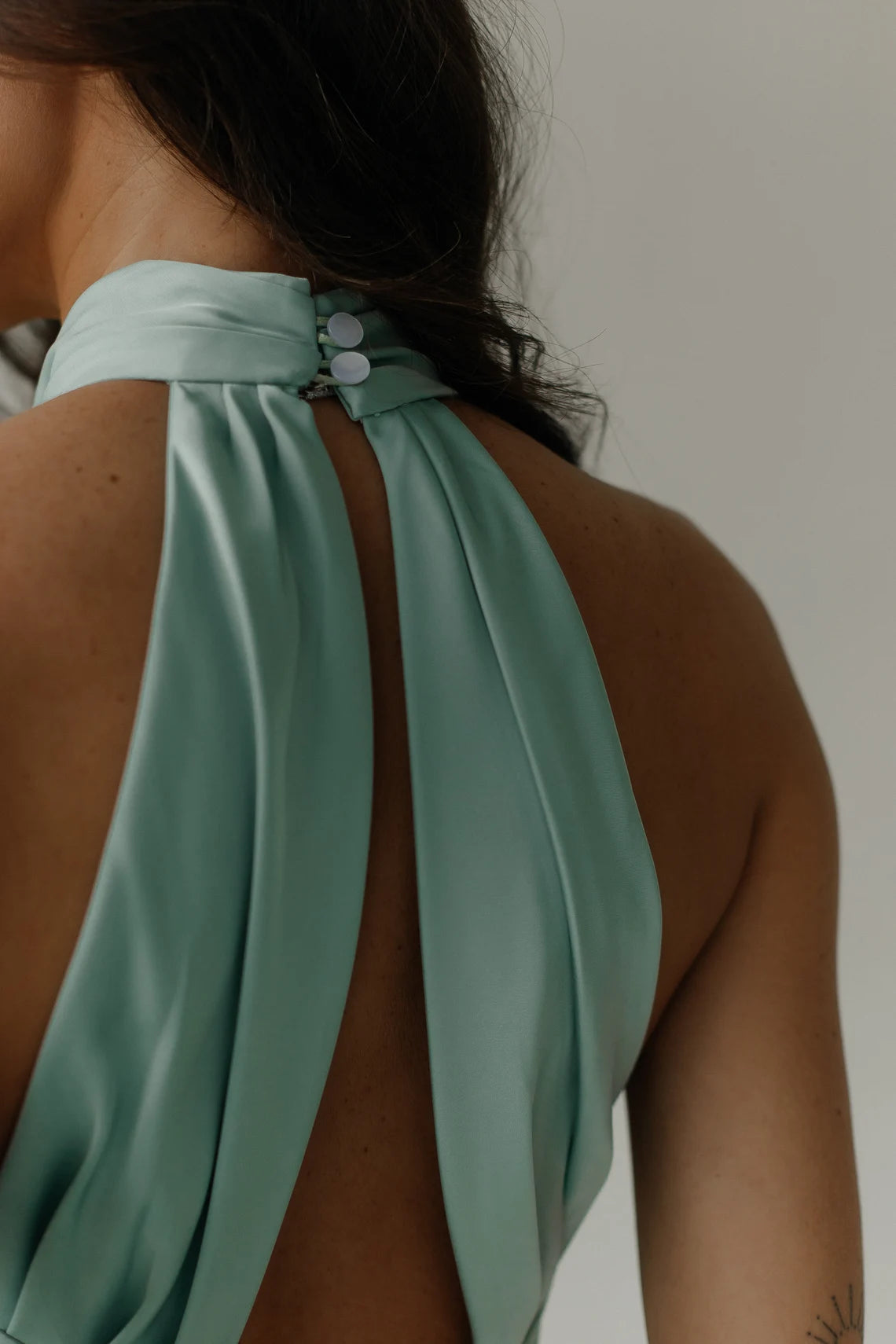 Robe de soirée sirène en satin vert sauge, sans manches, longueur cheville, à volants 